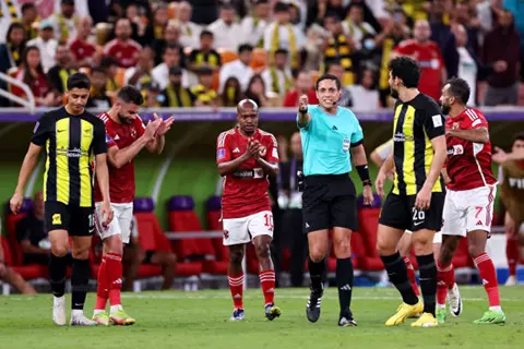 حكم مباراة الأهلي وبورتو.. حضر الثلاثية التاريخية بالجوهرة.. وقراراته حاسمة (صور)